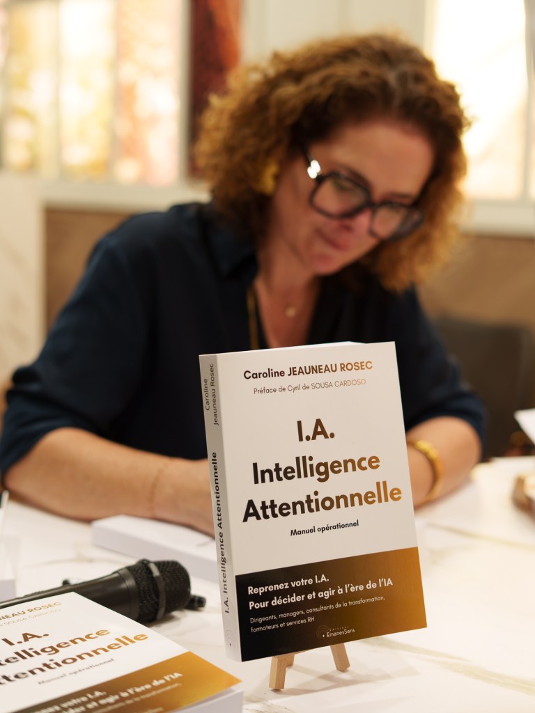 Caroline Jeauneau Rosec derrière son livre Intelligence Attentionnelle